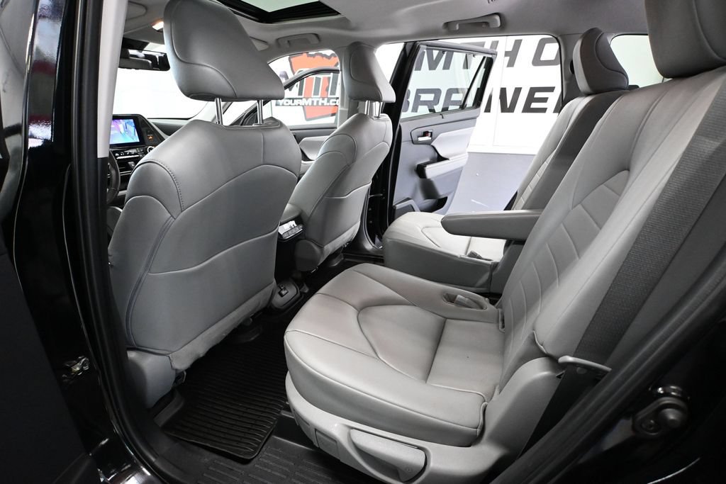 Used 2023 Toyota Highlander XLE AWD/4WD image 30