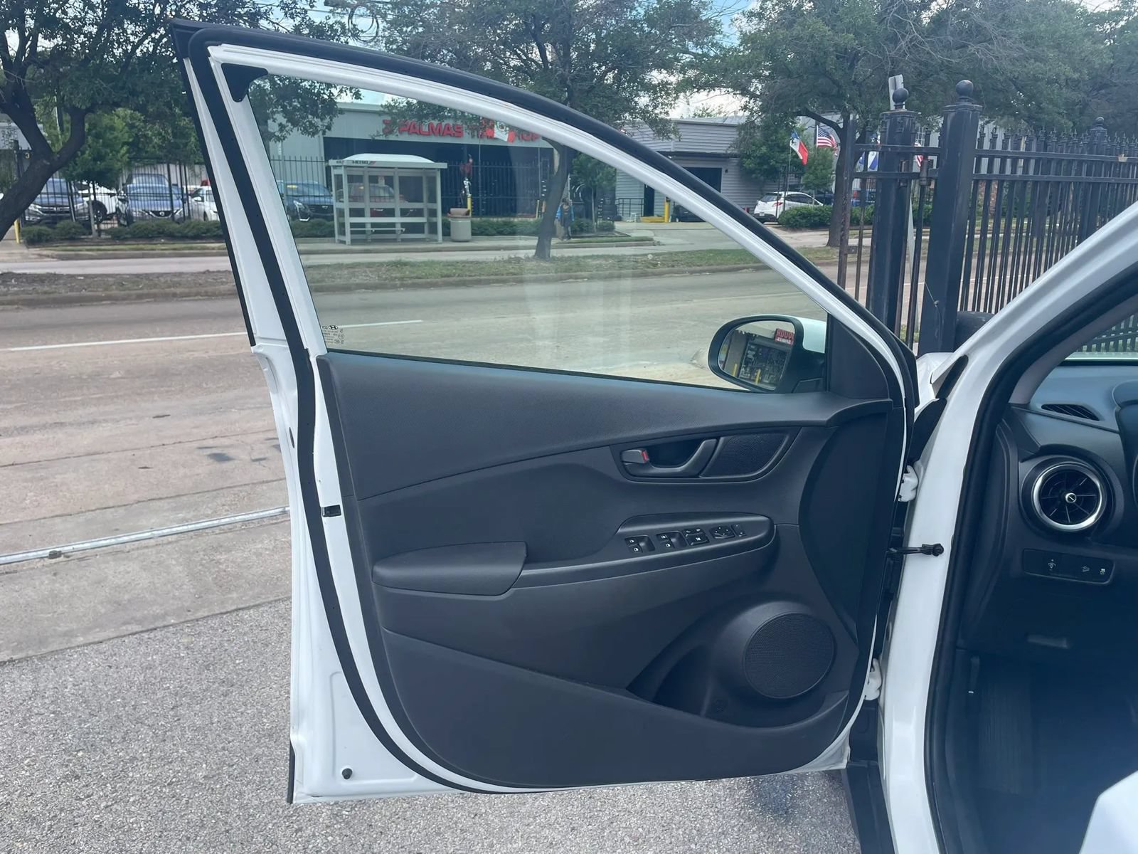 Used 2022 Hyundai Kona SEL FWD image 6