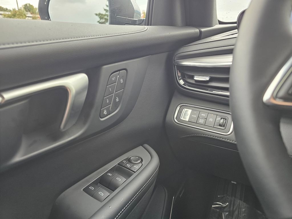 Used 2025 Buick Enclave Preferred w/ Power Package image 28