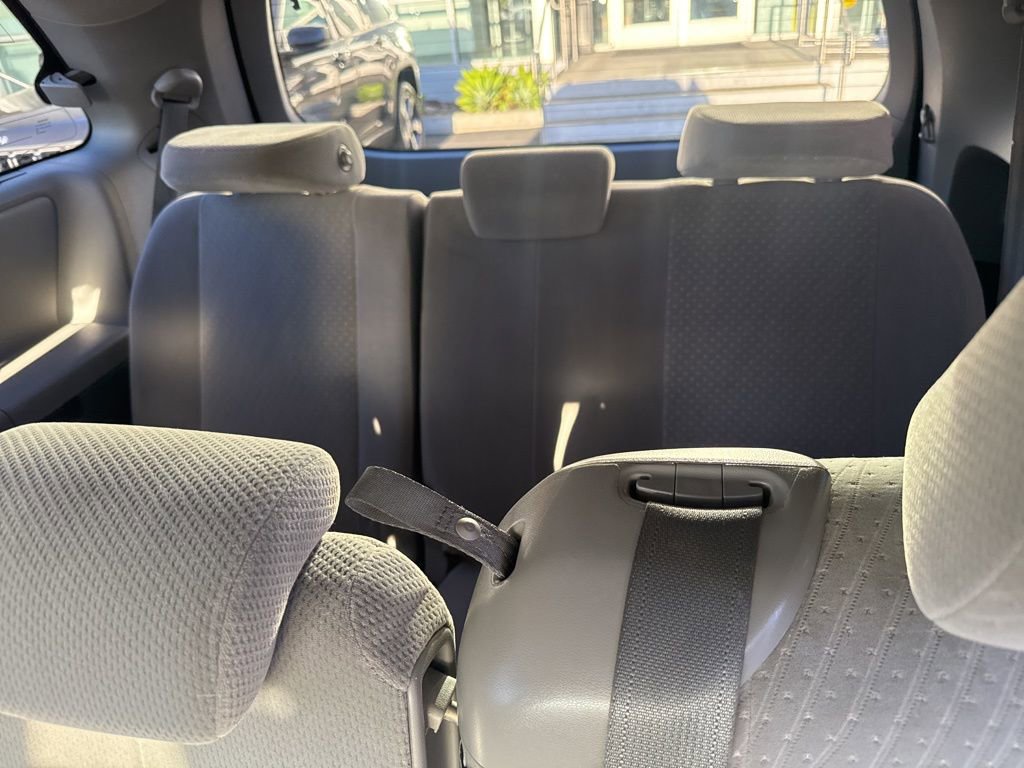 Used 2018 Toyota Sienna LE w/ Carpet Mat Package image 16