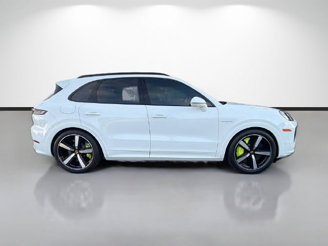 Used 2025 Porsche Cayenne S AWD/4WD image 2