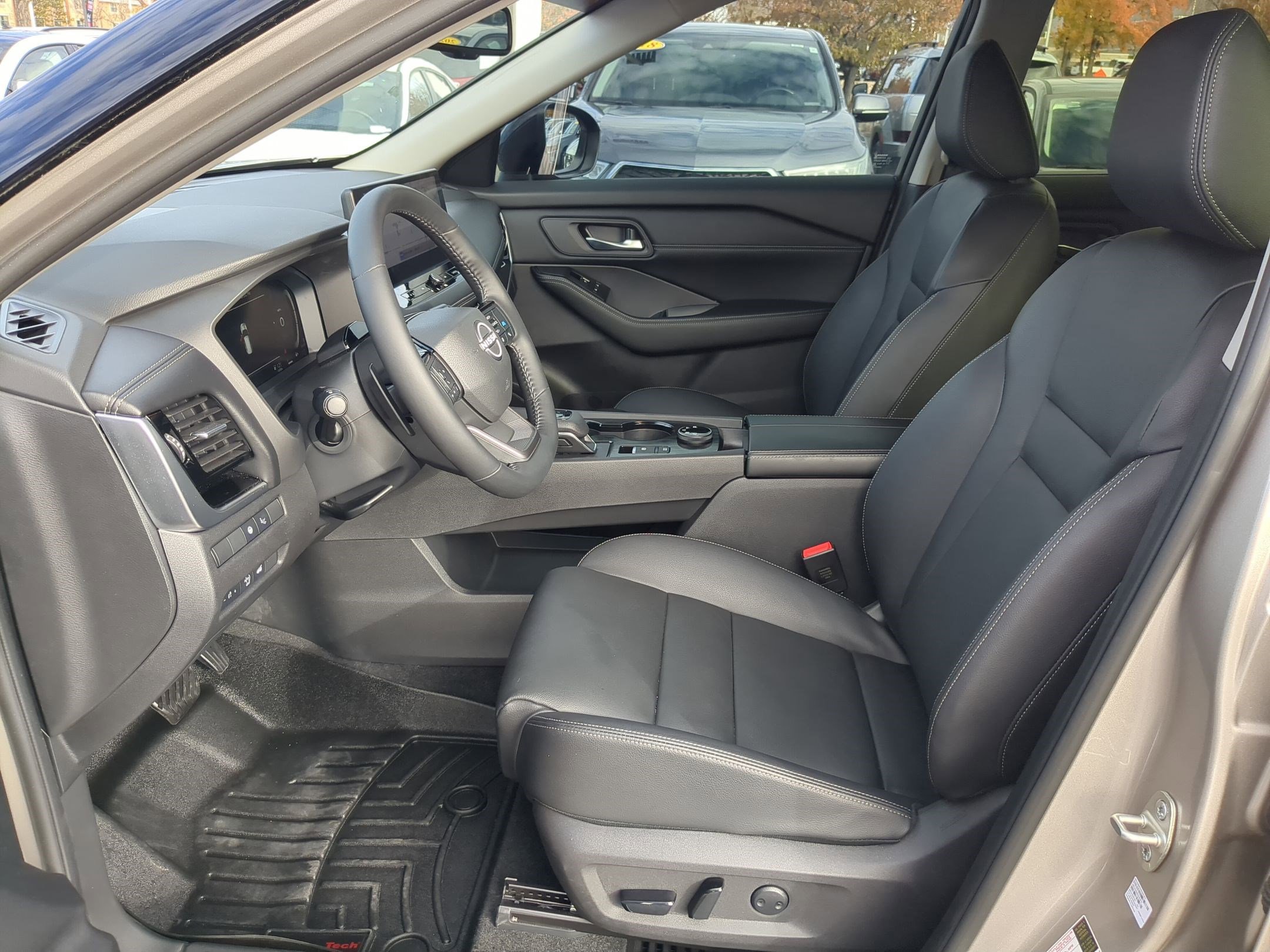 Used 2025 Nissan Rogue SL w/ Tech Package image 28