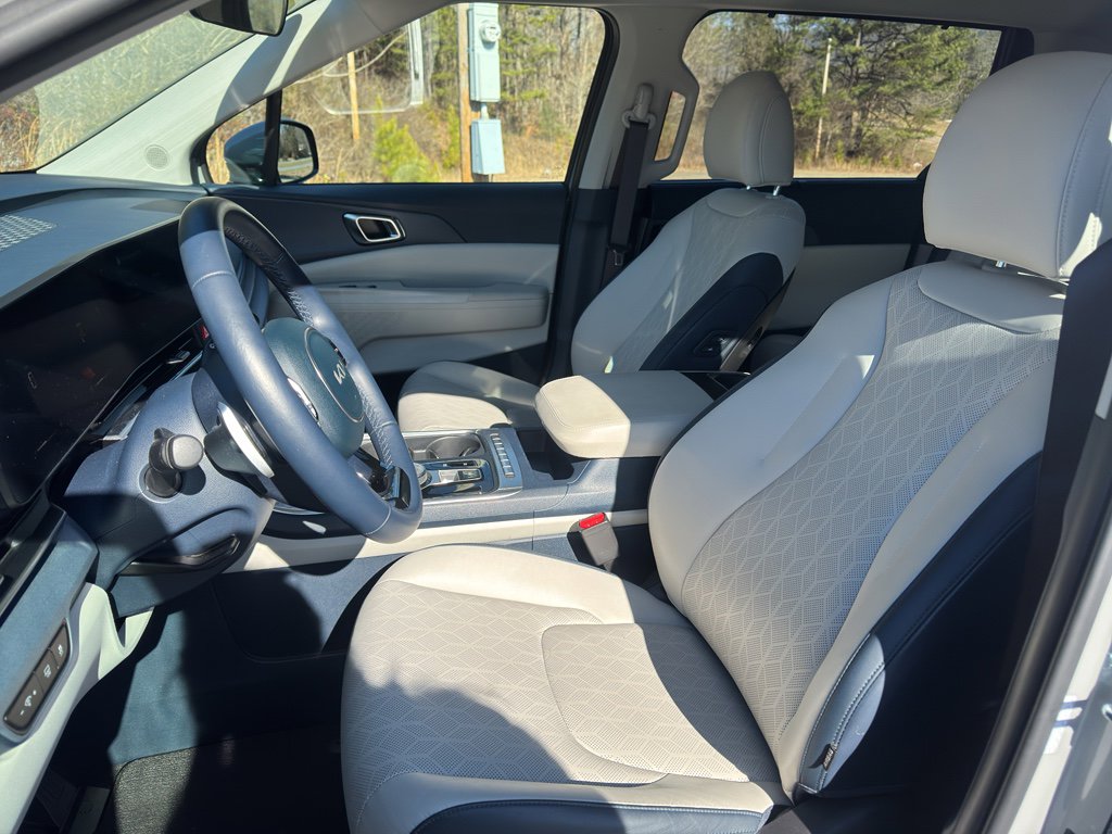 Used 2025 Kia Carnival EX image 9