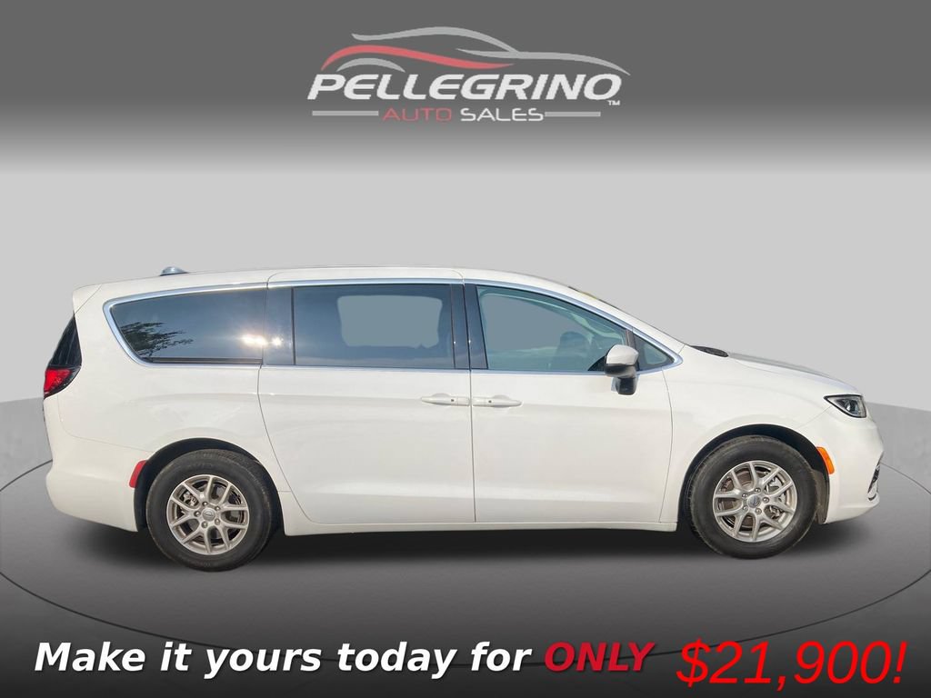 Used 2023 Chrysler Pacifica Touring-L FWD image 8