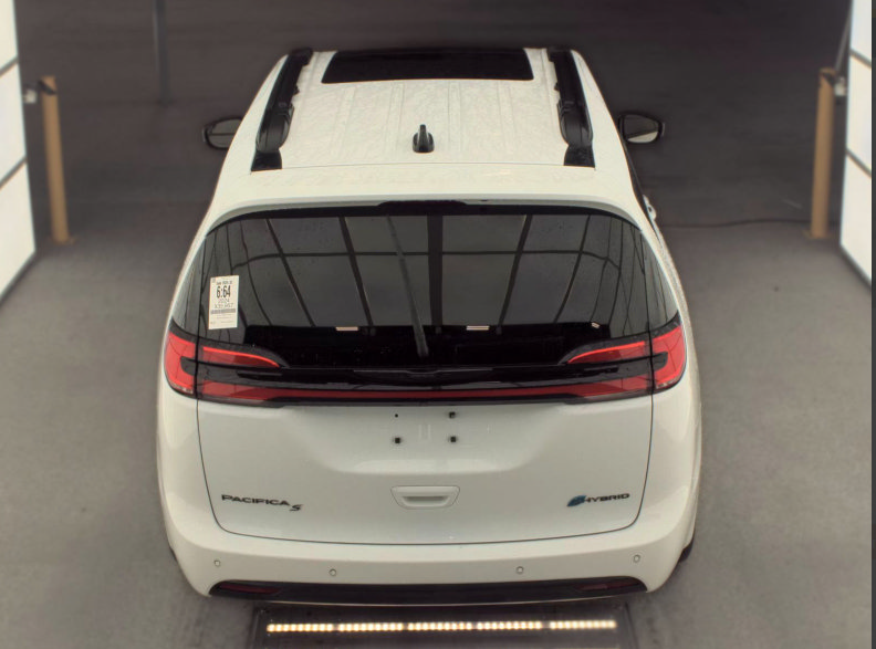 Used 2024 Chrysler Pacifica Premium FWD image 7