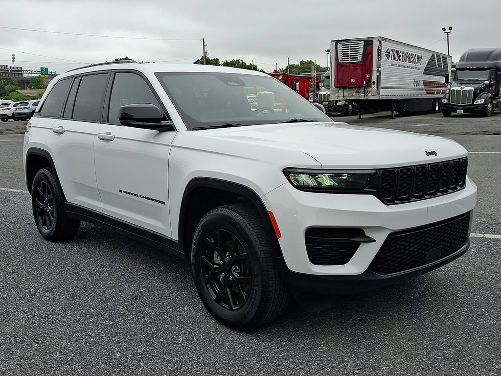 Used 2025 Jeep Grand Cherokee Altitude AWD/4WD image 3
