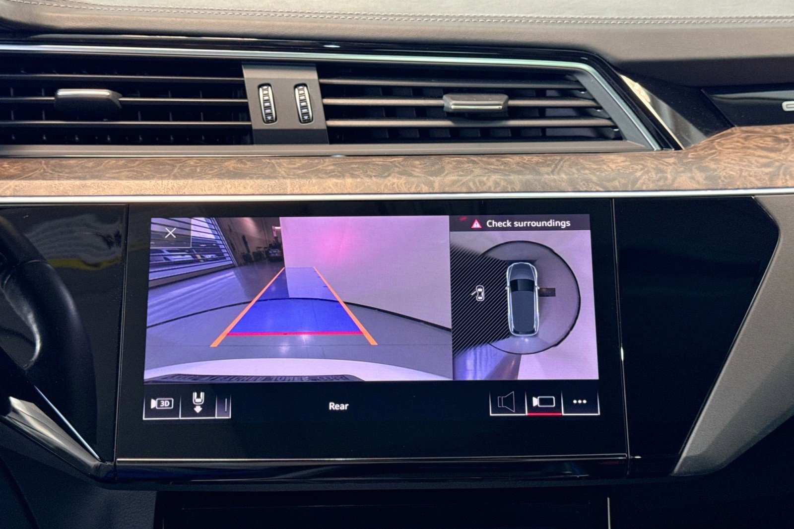 Used 2019 Audi e-tron Prestige w/ Prestige Package image 14