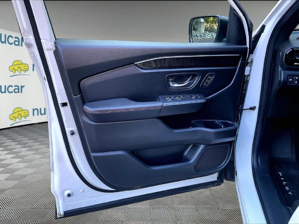 Used 2025 Honda Pilot Black Edition image 9