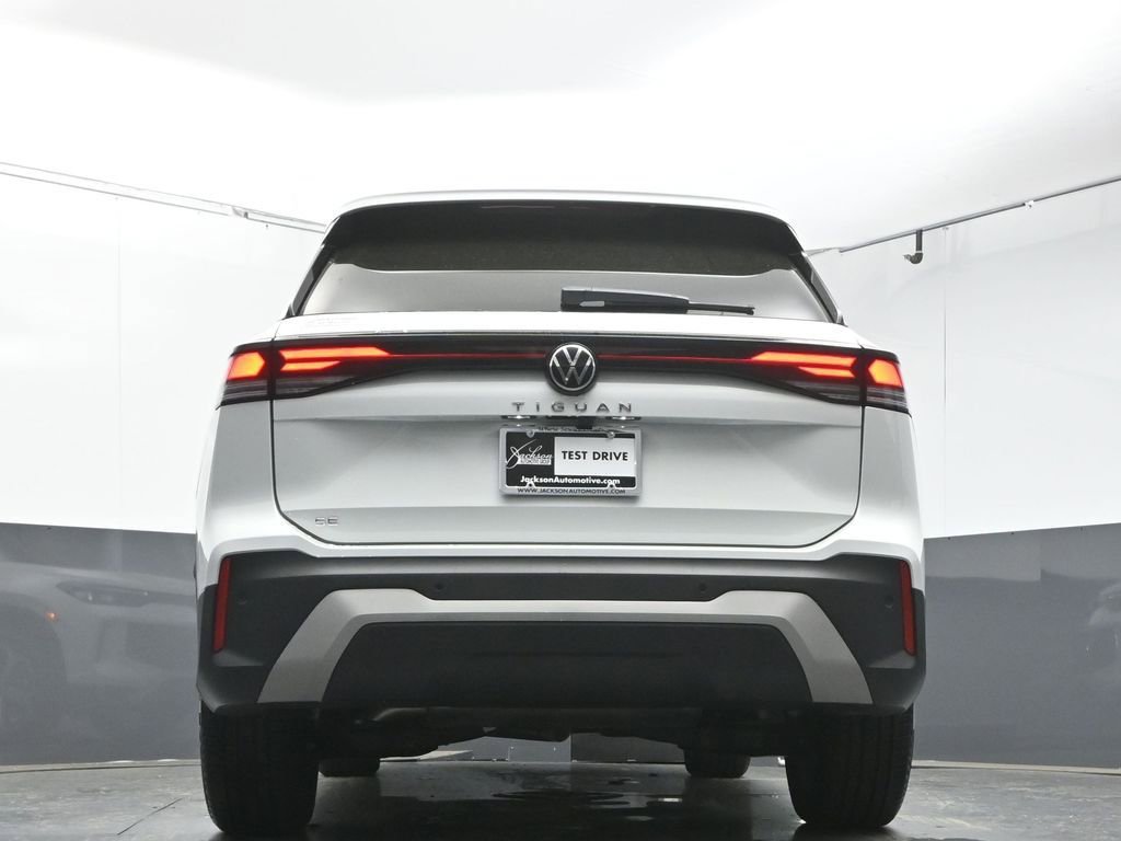 Certified 2025 Volkswagen Tiguan SE FWD image 37