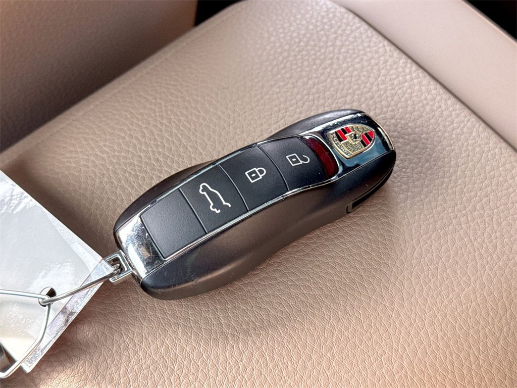 Used 2022 Porsche Macan Base image 32