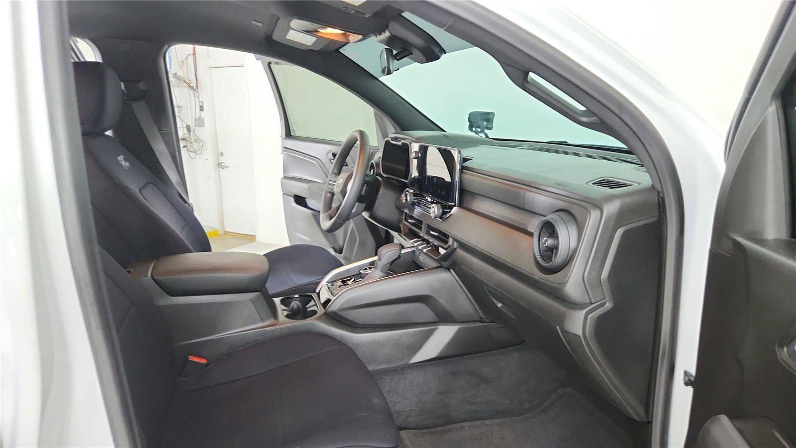 Used 2025 Chevrolet Colorado Trail Boss AWD/4WD image 21