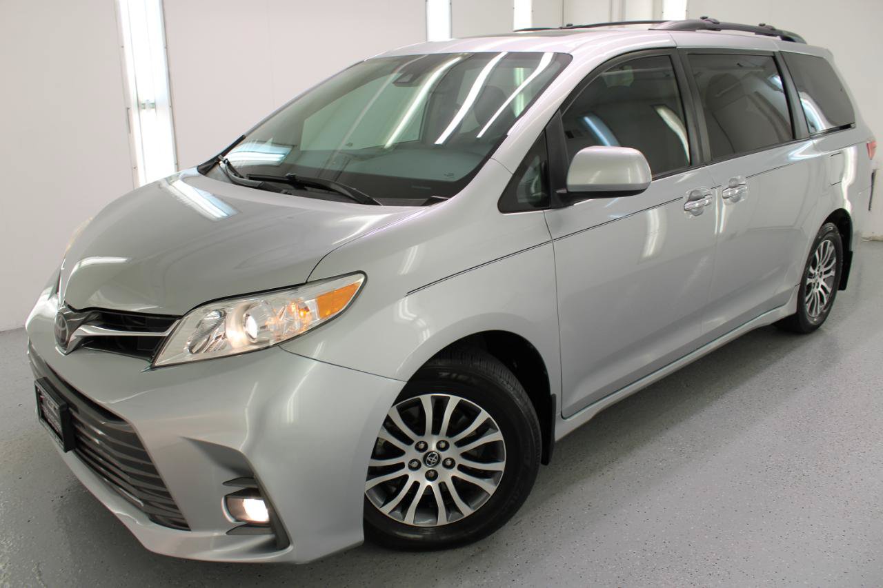 Used 2020 Toyota Sienna XLE Premium FWD image 2