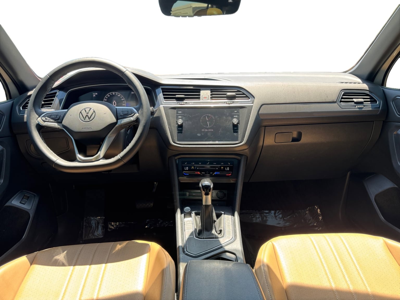 Used 2024 Volkswagen Tiguan SE w/ Panoramic Sunroof Package FWD image 12