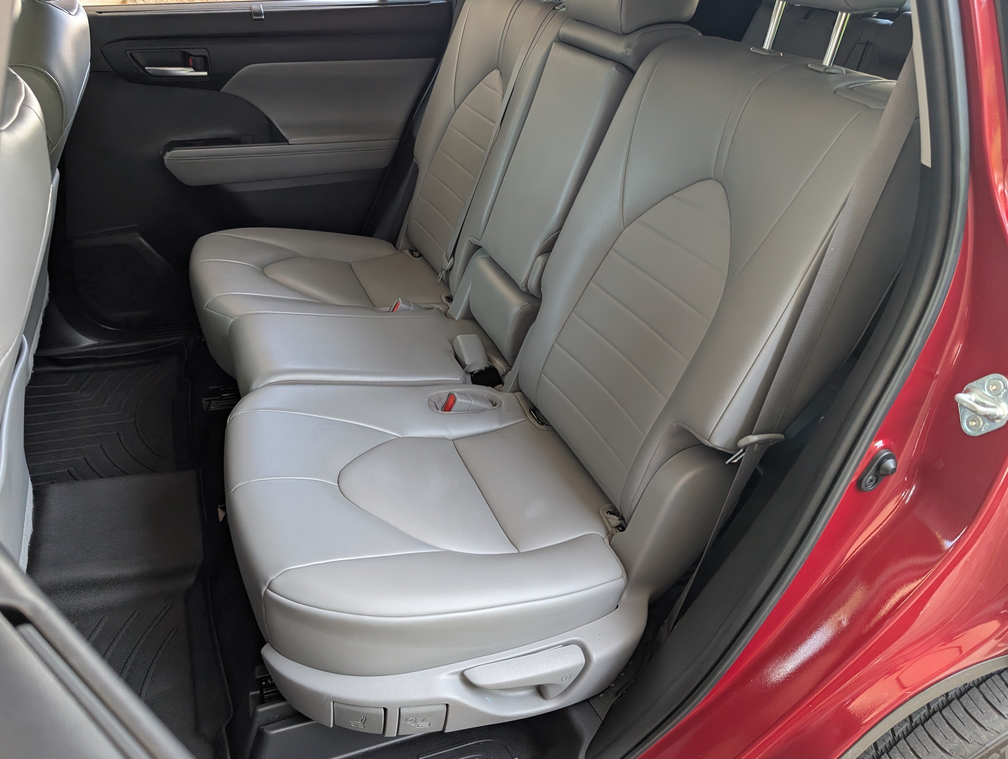 Used 2022 Toyota Highlander XLE AWD/4WD image 18