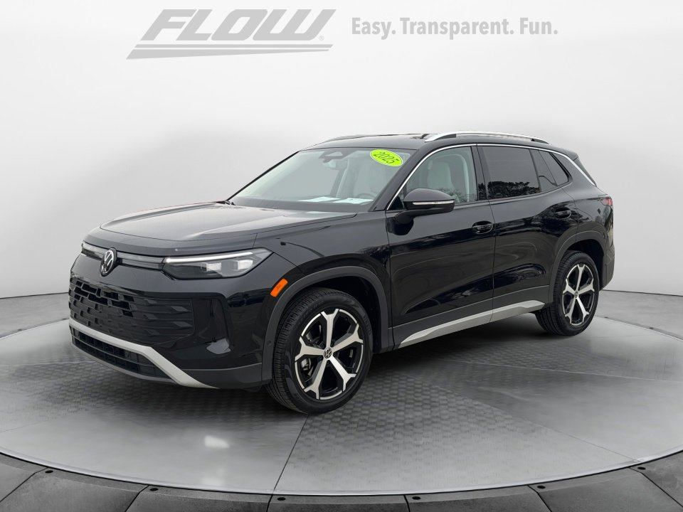 Certified 2025 Volkswagen Tiguan SE image 4