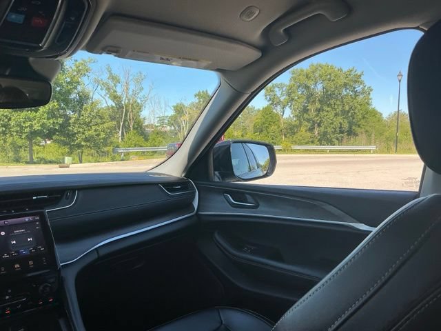 Used 2023 Jeep Grand Cherokee L Limited AWD/4WD image 28