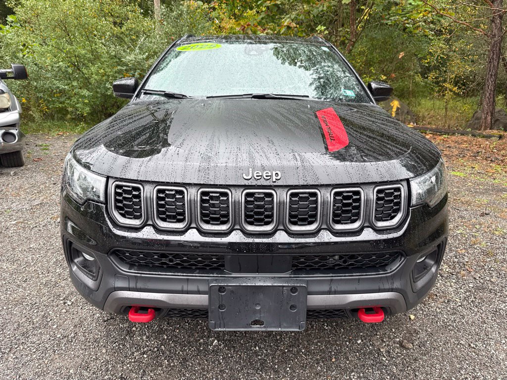 Used 2025 Jeep Compass Trailhawk AWD/4WD image 2