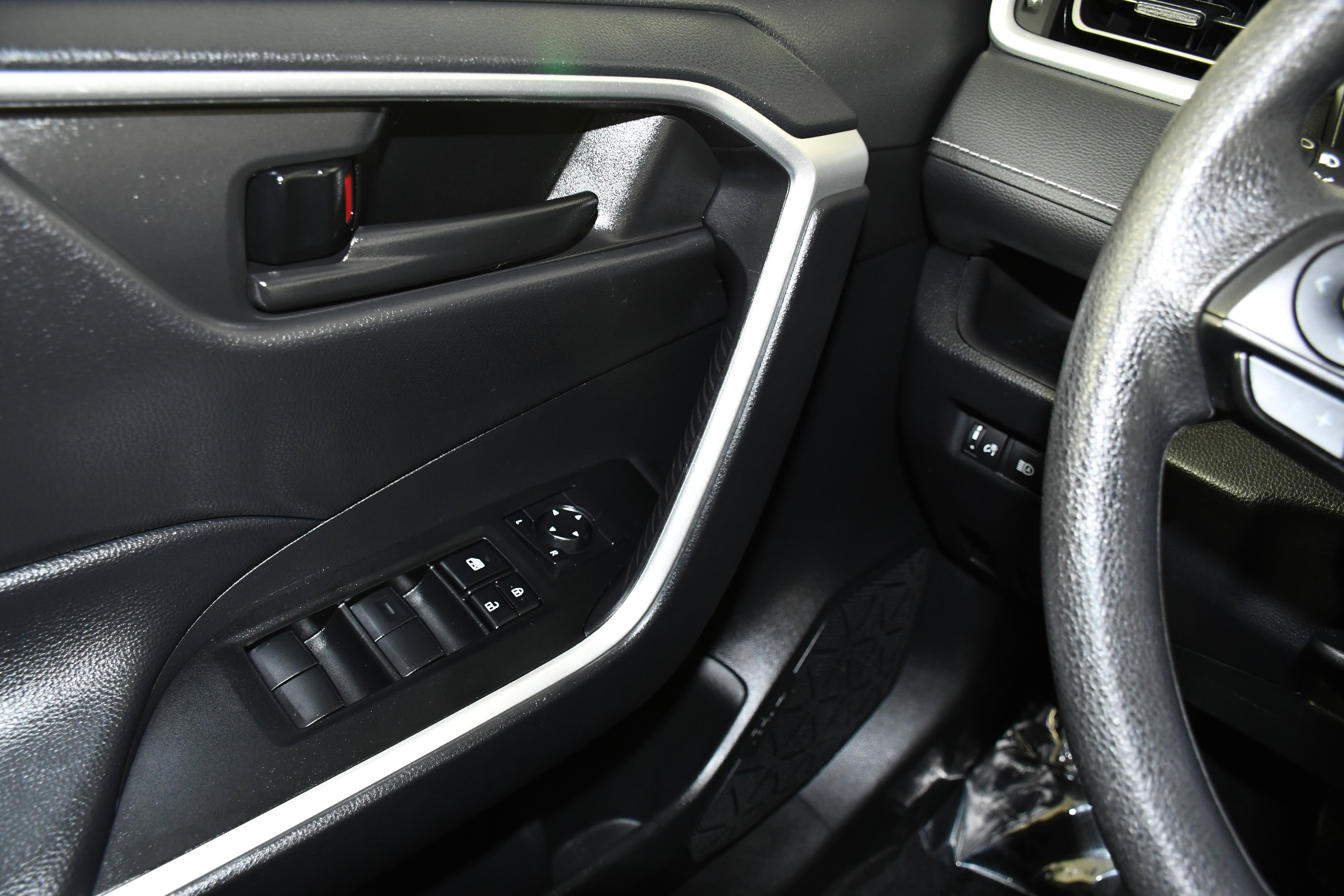 Used 2024 Toyota RAV4 LE AWD/4WD image 33