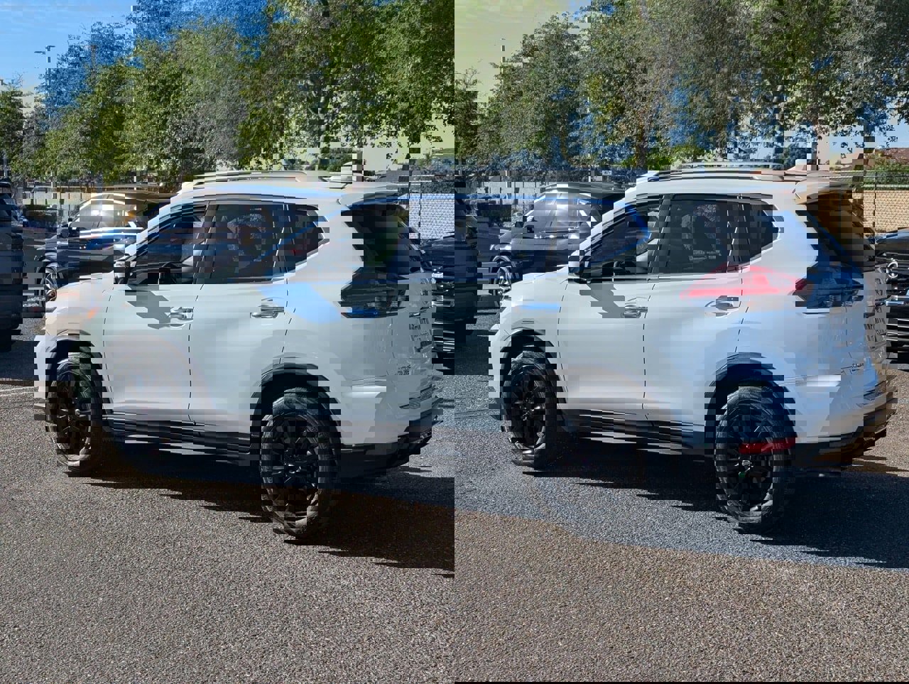 Used 2018 Nissan Rogue SV image 4