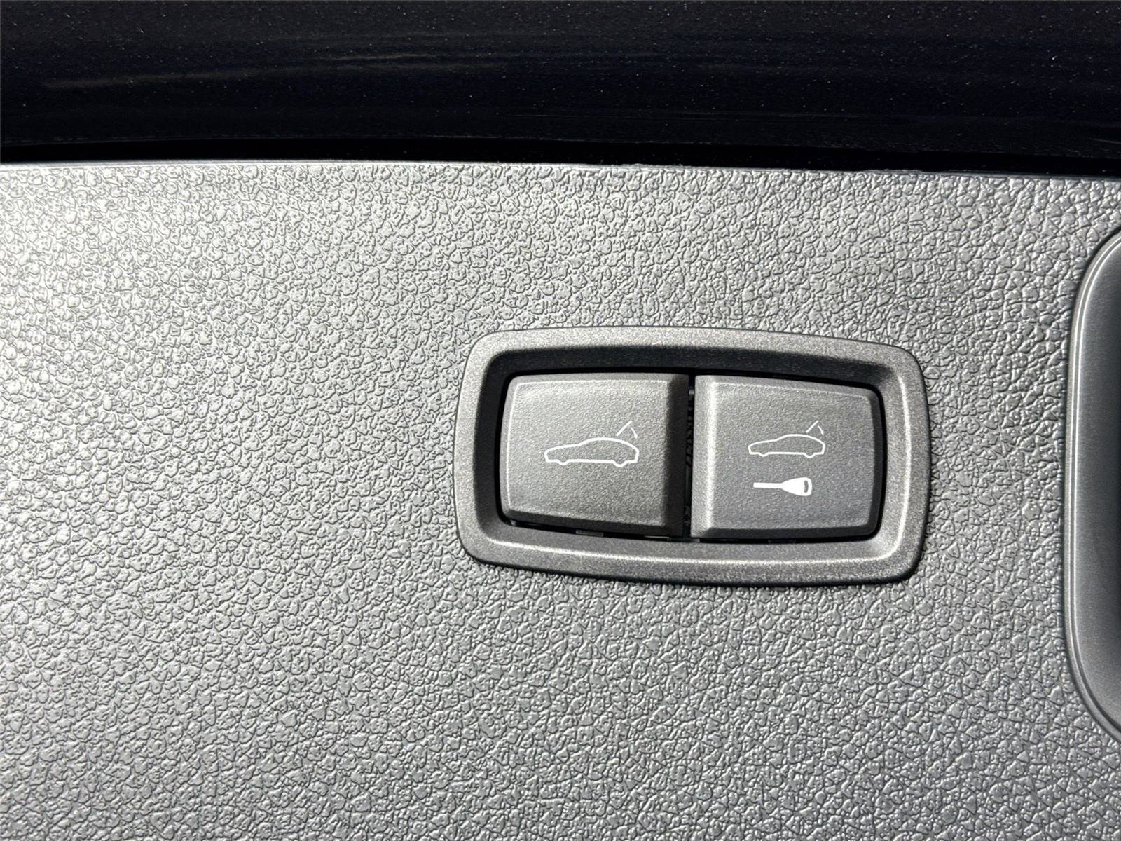 Used 2024 Porsche Macan T w/ Premium Plus Package image 37