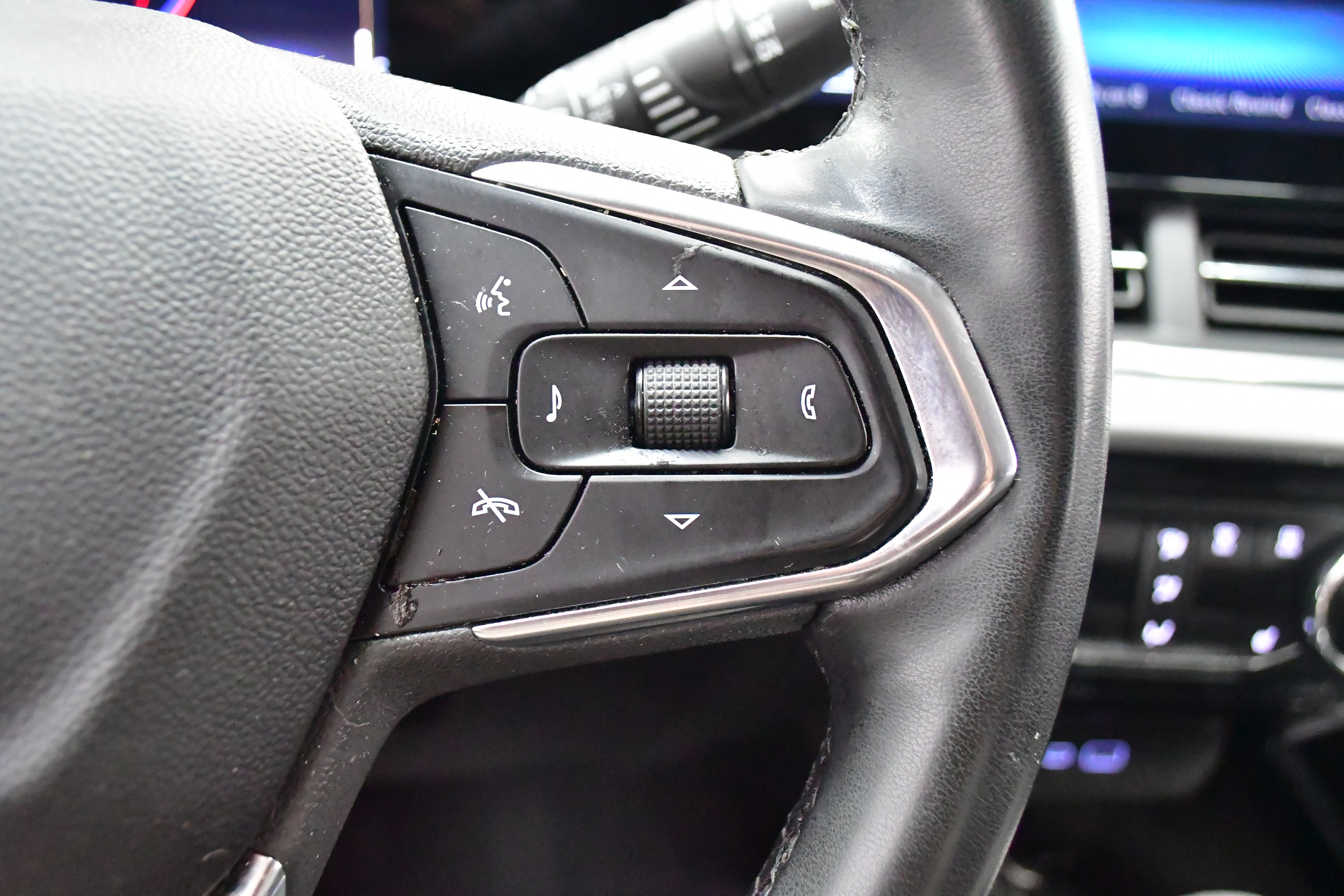 Used 2025 Chevrolet Trax LT w/ LT Convenience Package FWD image 27