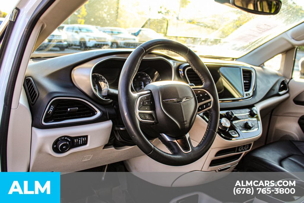 Used 2023 Chrysler Pacifica Touring-L FWD image 21
