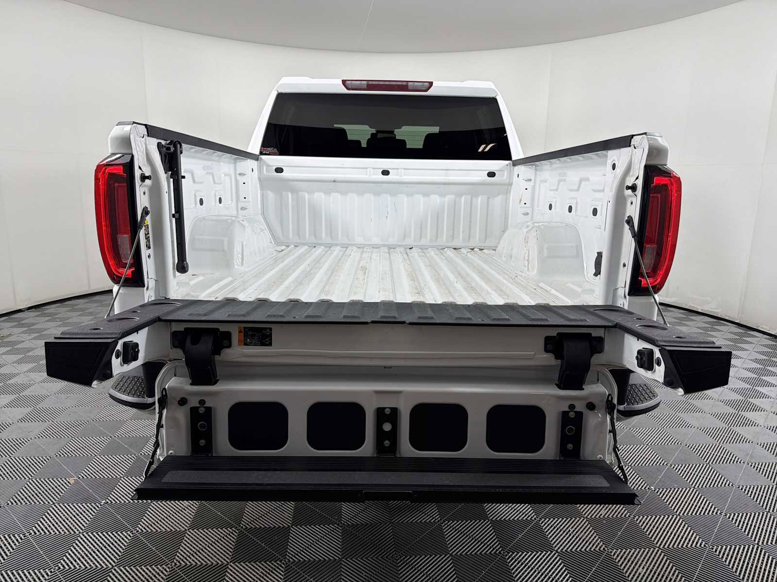 Used 2025 GMC Sierra 1500 SLT image 14