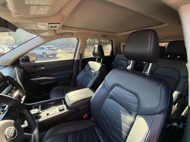 Used 2024 Nissan Pathfinder Platinum image 13