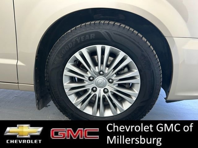 Used 2015 Chrysler Town & Country Touring-L w/ Driver Convenience Group image 12