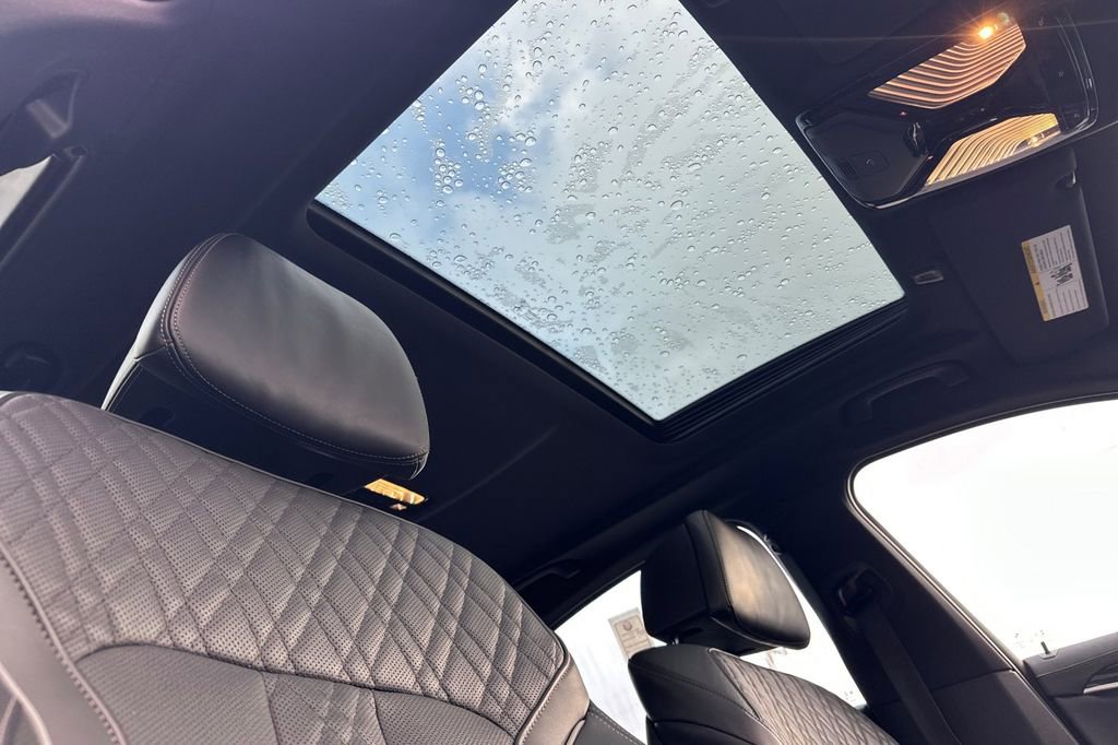 Used 2022 BMW M550i xDrive M550i xDrive w/ Dynamic Handling Package image 17