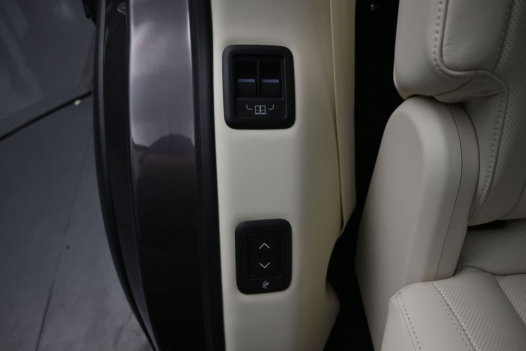 New 2026 Land Rover Range Rover Long Wheelbase SE AWD/4WD image 16