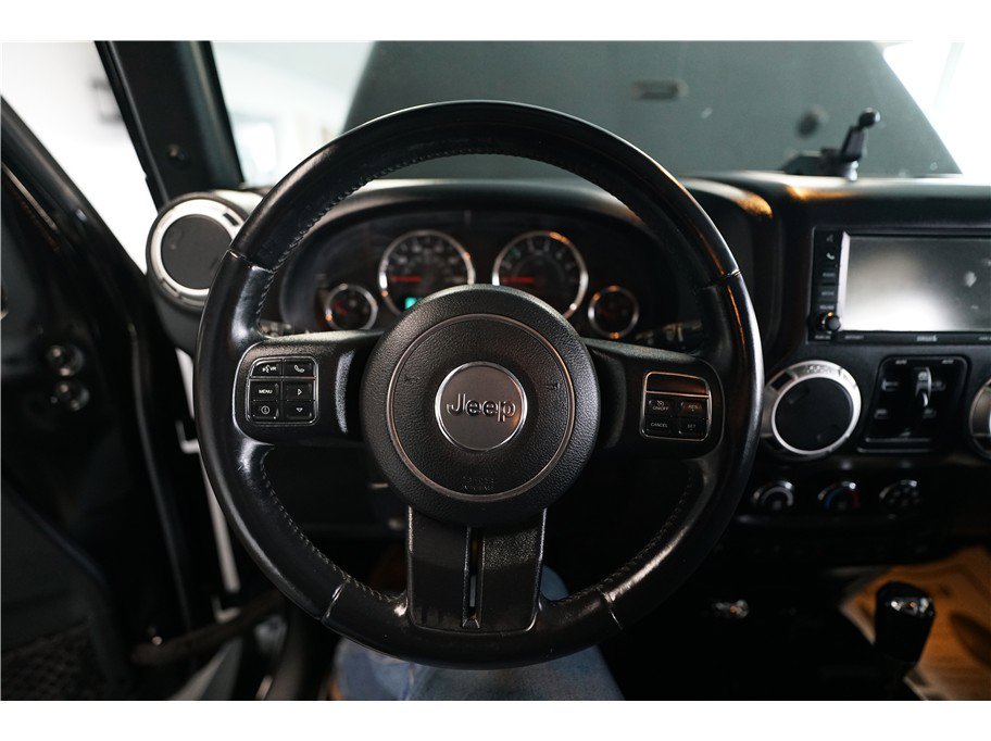 Used 2015 Jeep Wrangler Unlimited Rubicon w/ Connectivity Group image 17