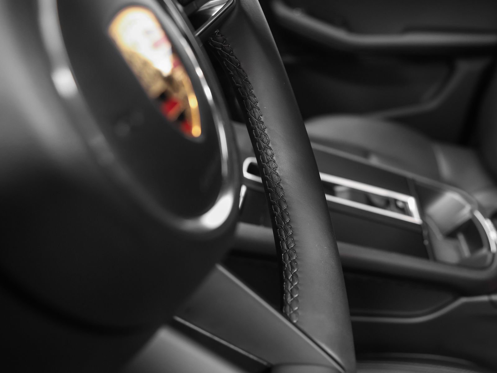 Certified 2025 Porsche Macan AWD/4WD image 30