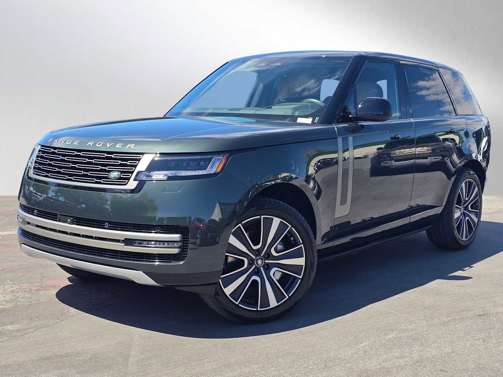 New 2025 Land Rover Range Rover SE image 1
