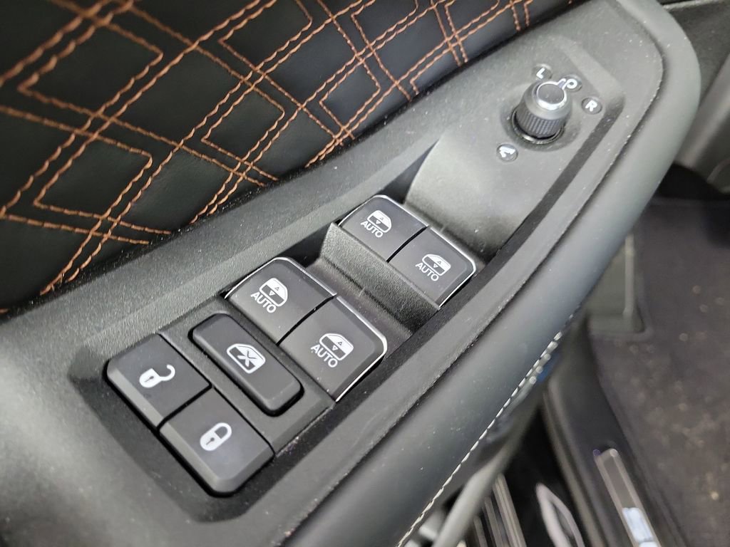 Used 2025 Jeep Grand Cherokee Summit w/ Obsidian Package image 15