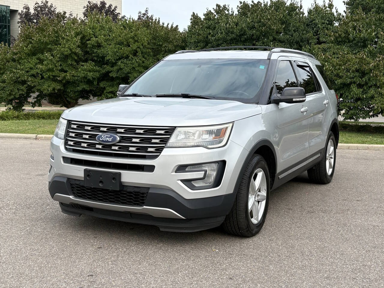 Used 2016 Ford Explorer XLT w/ Equipment Group 201A AWD/4WD image 3