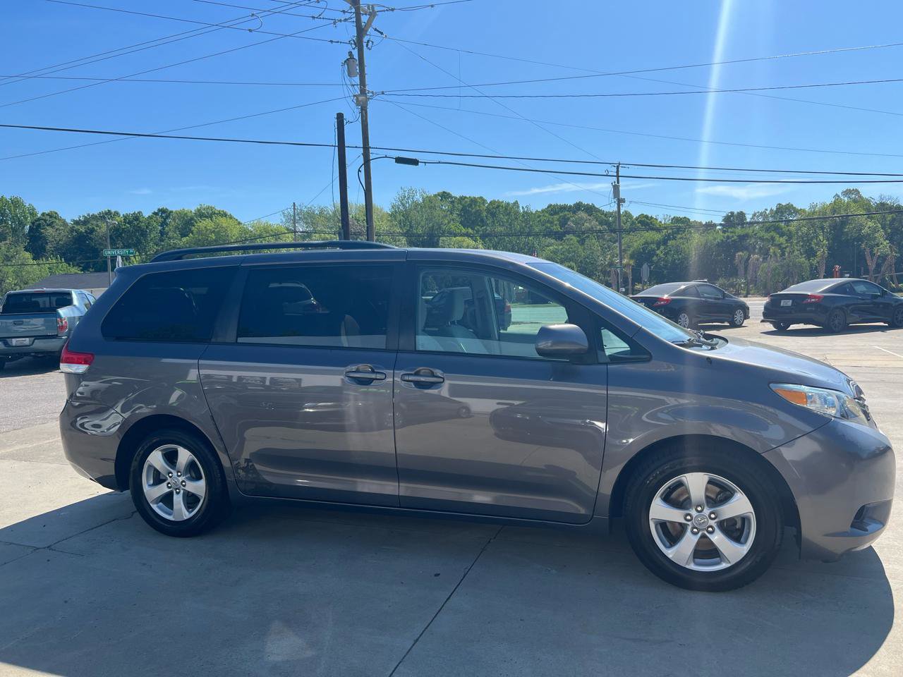 Used 2011 Toyota Sienna LE FWD image 4