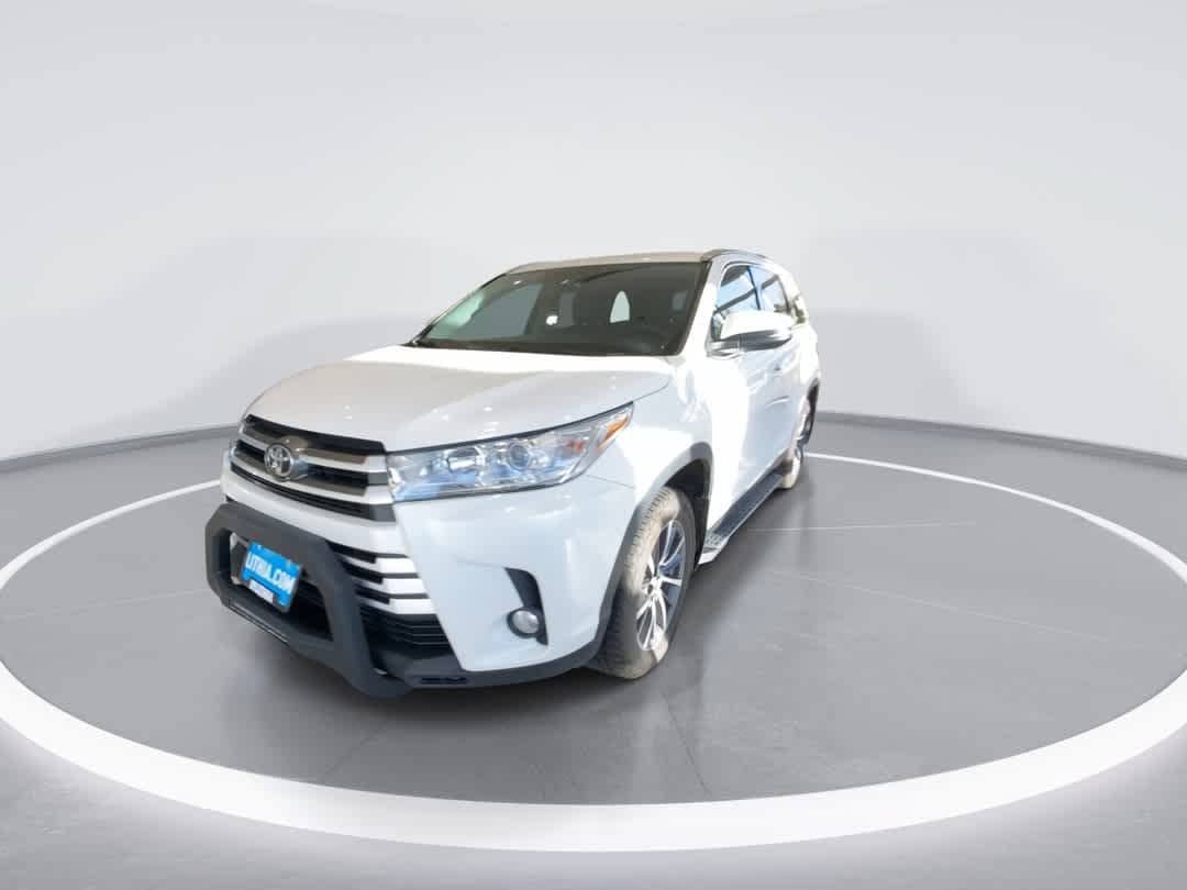 Used 2019 Toyota Highlander XLE AWD/4WD image 4