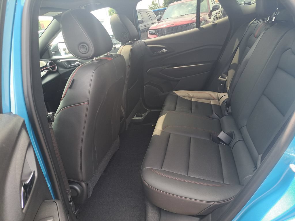 Used 2025 Chevrolet Trax RS w/ Sunroof Package FWD image 27