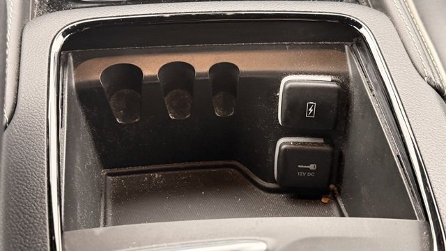 Used 2023 Chrysler Pacifica Limited w/ Uconnect Theater Family Group image 17