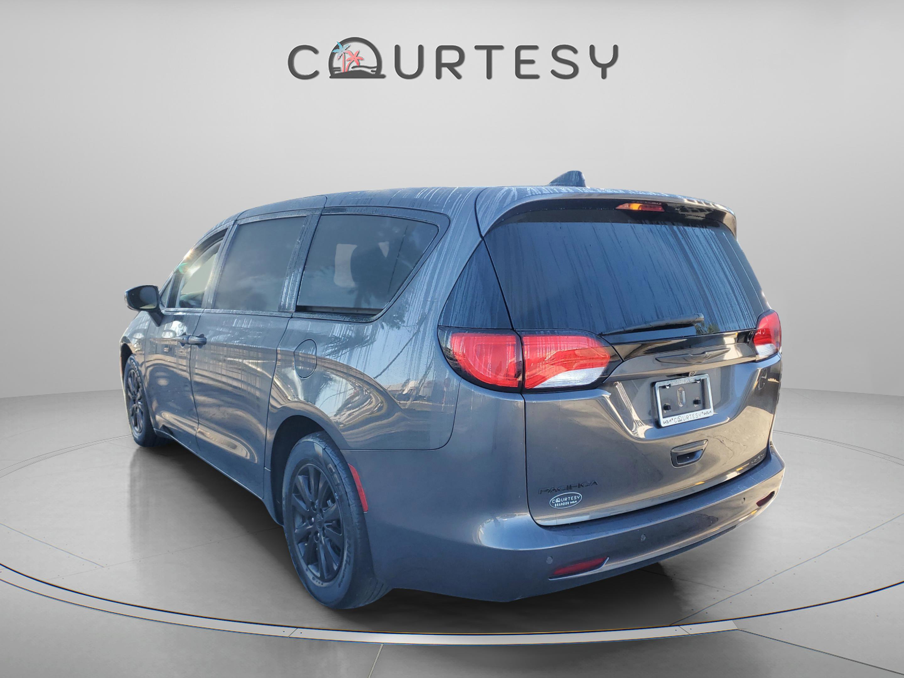 Used 2022 Volkswagen Atlas Cross Sport SE image 2