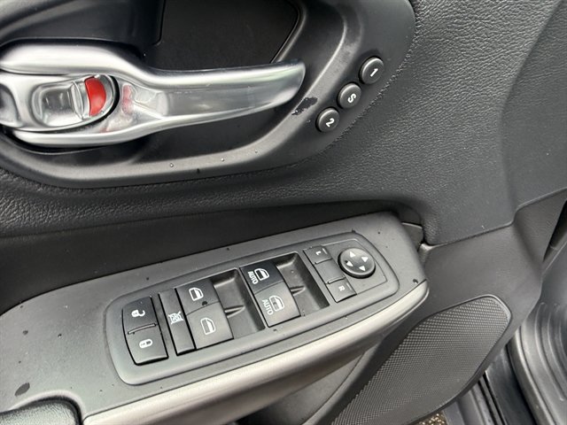 Used 2019 Jeep Cherokee Limited AWD/4WD image 10