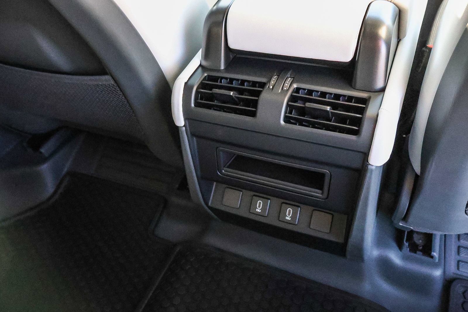 New 2026 Land Rover Defender 110 X-Dynamic SE image 21