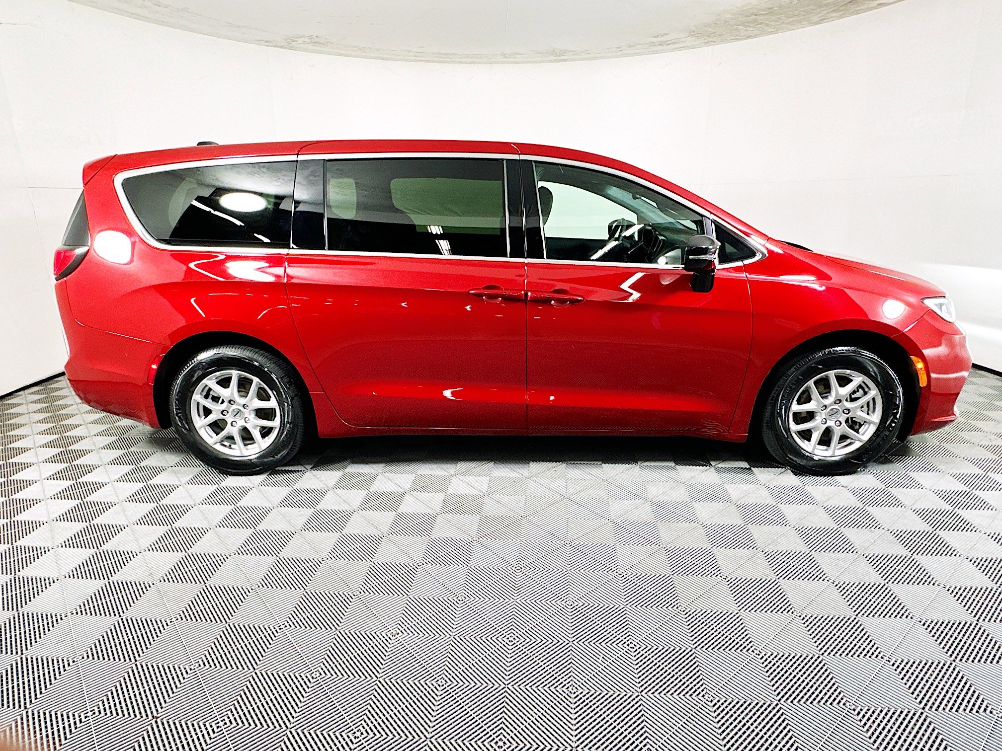 Used 2025 Chrysler Pacifica Select image 2