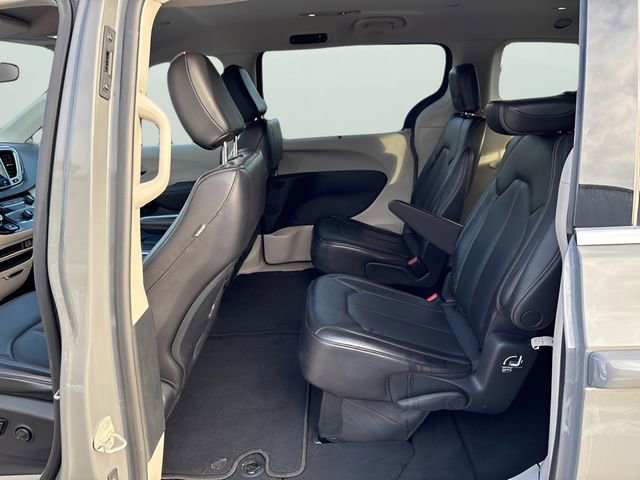 Used 2023 Chrysler Pacifica Touring-L FWD image 16