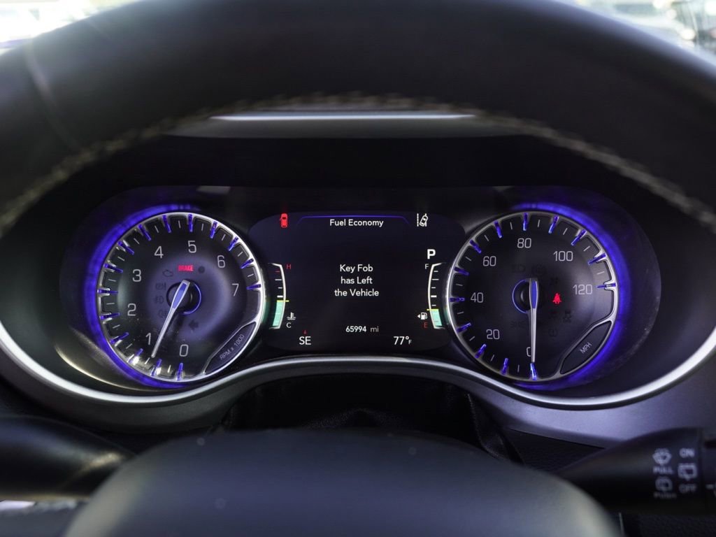 Used 2022 Chrysler Pacifica Touring-L image 14