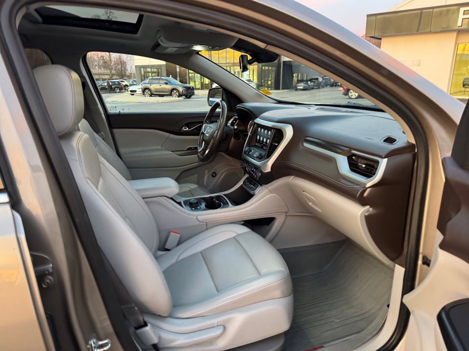 Certified 2022 GMC Acadia SLT w/ Trailering Package image 31