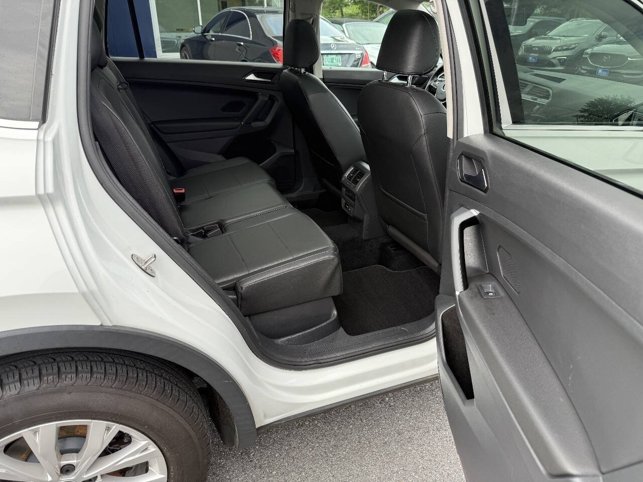 Used 2018 Volkswagen Tiguan SE w/ Panoramic Sunroof Package AWD/4WD image 13