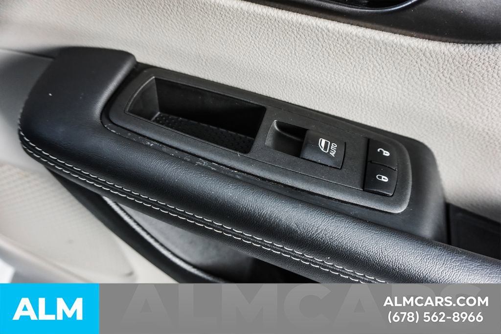 Used 2024 Chrysler Pacifica Select image 44