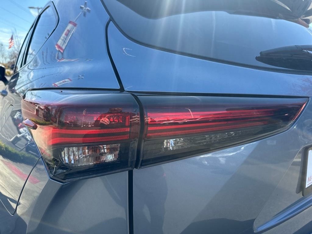 Used 2024 Toyota Highlander Platinum AWD/4WD image 10